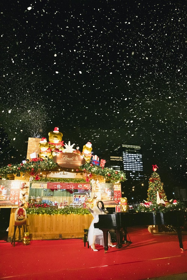 「東京クリスマスマーケット2020 in 日比谷公園」初日、リンツブースのサプライズゲストとして登場した広瀬香美