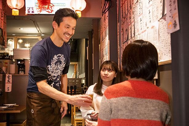 ｢虎ノ門PAIRON｣では、気さくな店主との会話を楽しみながら食事するのも醍醐味だ