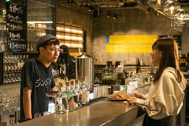 スタンディングのバーカウンターもあり、1人飲みしやすい｢酒食堂 虎ノ門蒸留所｣
