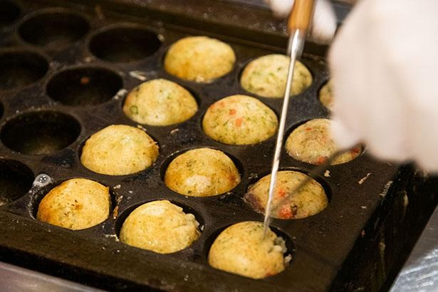 職人による焼きたてを味わえる｢築地金だこ｣。｢たこ焼(6個)｣(538円)、｢てりたま(6個)｣(538円)など定番の味も用意