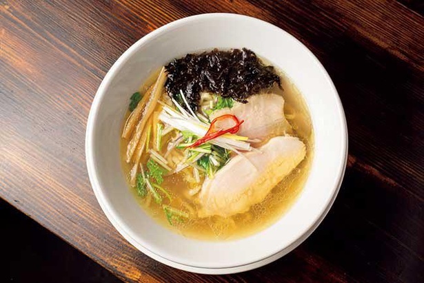 ラーメンのスープは宮城三陸の季節の鮮魚をその日に仕込む