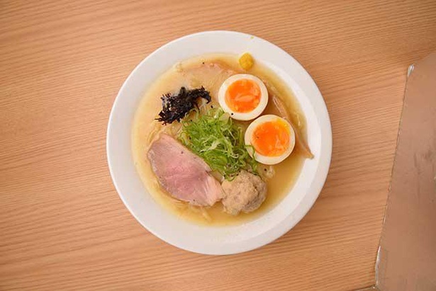 野田鴨が香る「特製鴨ラーメン」は、リッチな白湯スープが平打ち縮れ麺に絡む