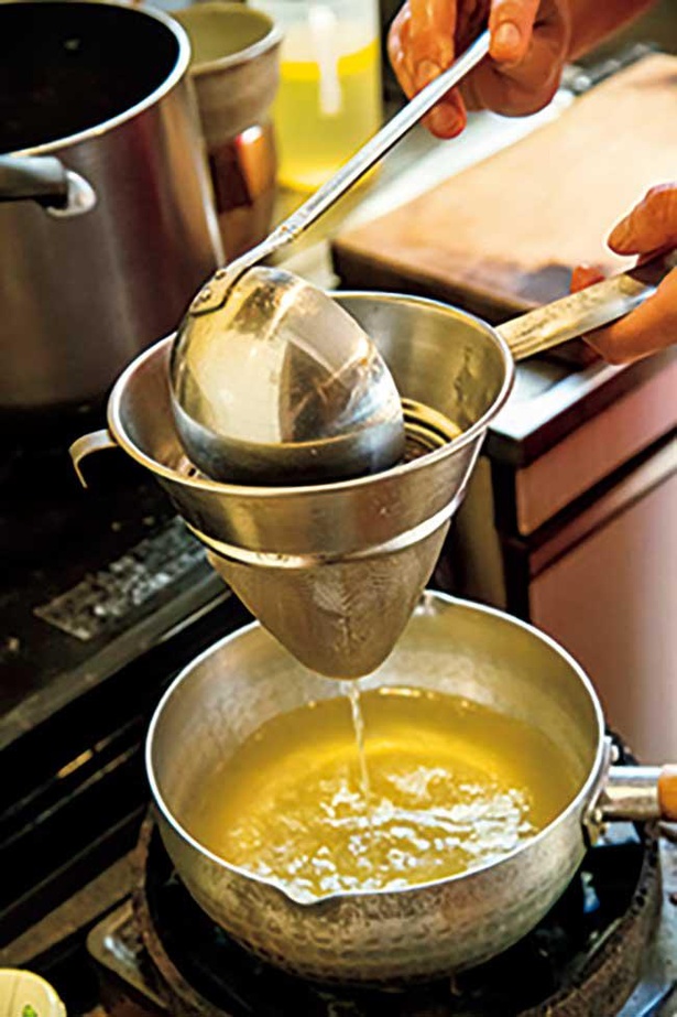 【写真】ラーメンのスープは鶏、醤油、水のみで作る