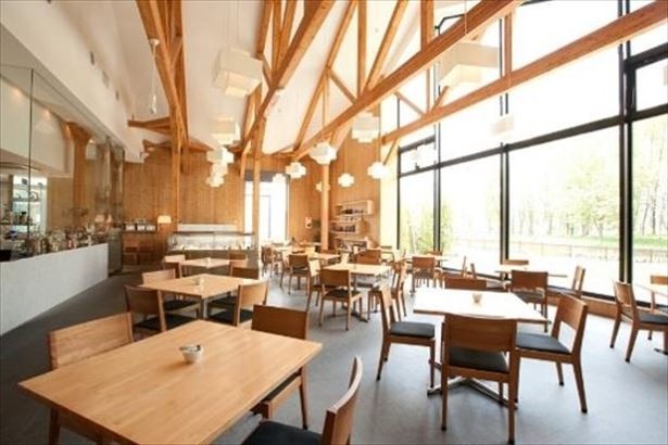 1600坪の敷地にルタオの魅力を詰め込んだスイーツショップ。広々とした空間でゆったり時を過ごすことができる。