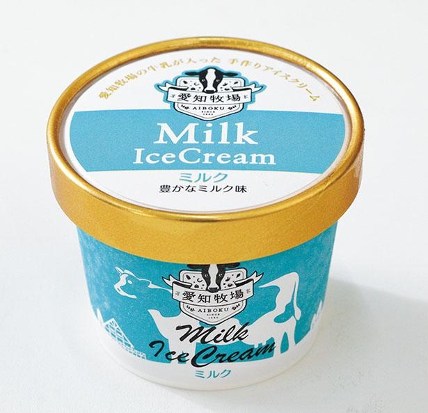 ベーシックなミルクのほか、バニラ、いちご、抹茶、チョコもあり、種類豊富な「手作りアイスクリーム」(295円) / 愛知牧場 