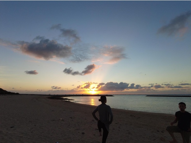 ビーチから望む朝焼けは絶景