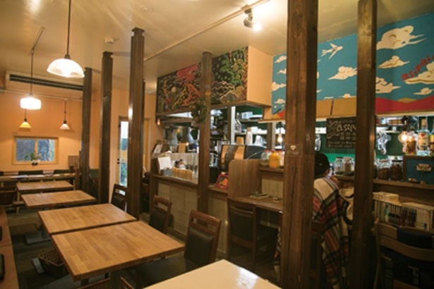 路地奥に店がある京都らしいロケーション。同じスペースでカフェと一緒に営業するユニークなスタイルにも注目/asipai KYOTO(アジパイ キョウト)