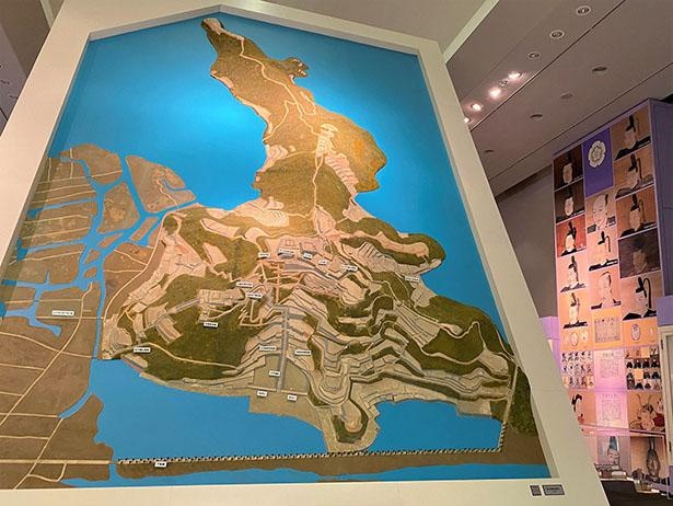 「『戦国無双』博物館応援プロジェクト」を開催するスポットの1つ「滋賀県立安土城考古博物館」の第2常設展示室。安土城地形模型