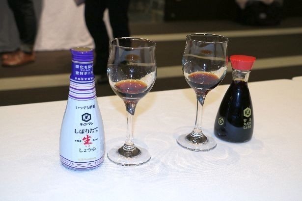 ワイングラスに入れた「しぼりたて生しょうゆ」と“普通の醤油”