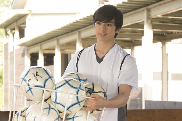 【写真を見る】広瀬すずが憧れる!サッカー部のさわやかDKに扮した真剣佑
