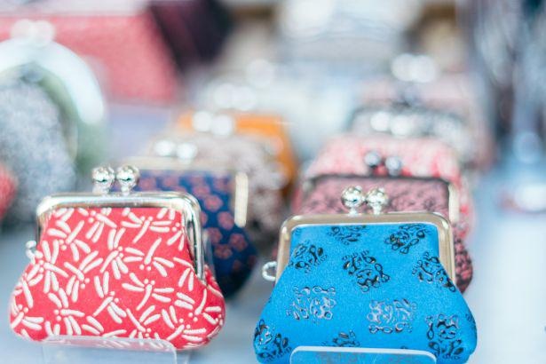 「印傳の山本」の製品。キュートな模様が魅力的