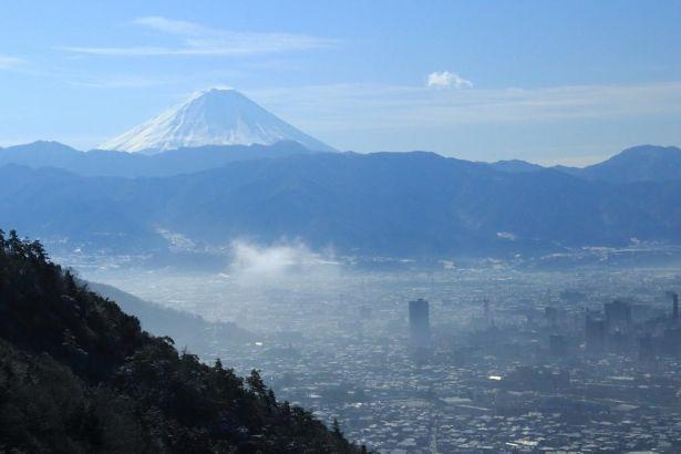 富士山をはじめ、四方を山に囲まれた甲州