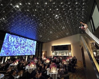 結婚式場が映画館に！食事をしながら映画鑑賞！「シネマダイニング」