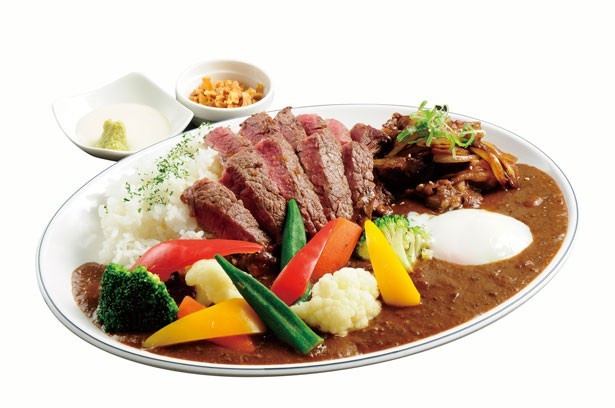 「KOTOBUKIカレー」(1680円)。牛スジカレーにロースステーキ130g、焼肉、野菜もゴロゴロ入った豪華な一品/KOTOBUKI