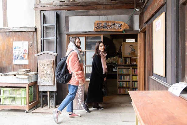 「由奈ちゃん、知ってた？須方書店は、江戸時代に建てられた釜屋の前室を利用しているんだって」。歴史ある建物にドキドキ