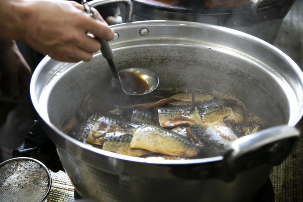 ぬかだきとは、サバやイワシなどの青魚を醤油や砂糖などで煮込んだあと、最後の味付けと青魚の臭み消しとしてぬか床を加えて炊き上げる小倉の伝統食