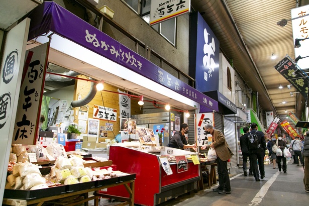 宇佐美商店は、昔ながらのアーケードに魚屋や青果店、飲食店などが軒を連ねる旦過市場にある
