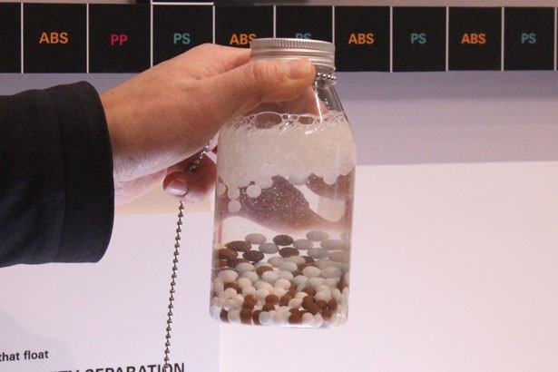 「PLASTICS RECYCLING」では、実際に触れて体験できる展示も。写真は水に浮くプラスチックを回収する工程