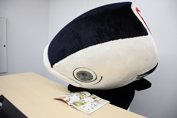 東京ウォーカーを食い入るように!?チェック