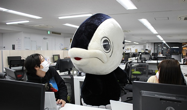 「高知家の〇〇」副編集長の肩書きは伊達じゃない！仕事ぶりをチェック※撮影用に編集部員同士が隣に座った状態にしています