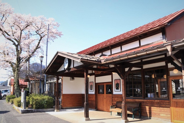 1930(昭和5)年に建てられた若桜駅の駅舎。一部改装されたものの、外観はほぼそのまま
