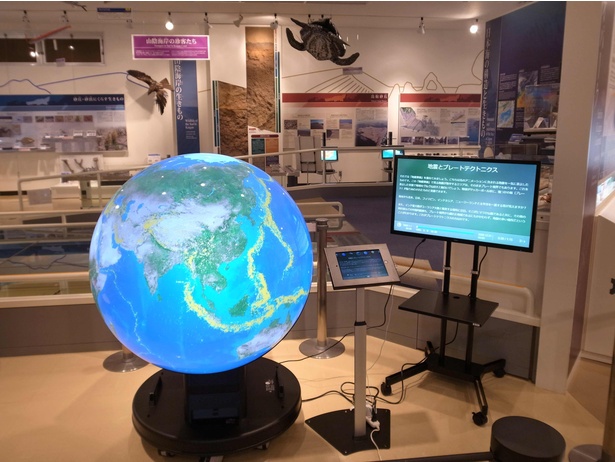 雲の動きや地震の震央分布など、地球の現在の様子や情報を表示できるデジタル地球儀。表示できるコンテンツは100種類以上