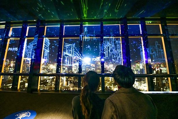 夜になると、シーズンごとにプロジェクションマッピングを投影。夜景に融合して美しい世界観を演出している