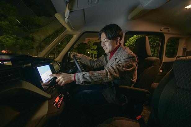 視認性が高いディスプレイのおかげで、夜のナビ操作をスムーズに行える
