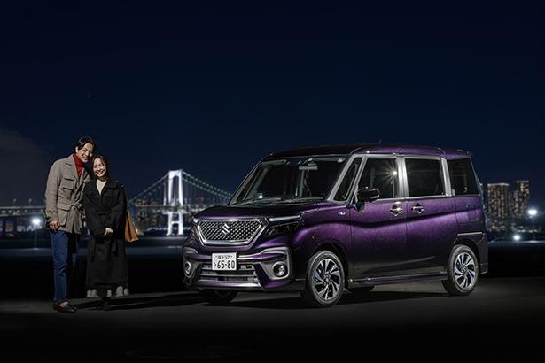 クールなデザインとグリッターバイオレットパールのカラーが夜景に馴染む