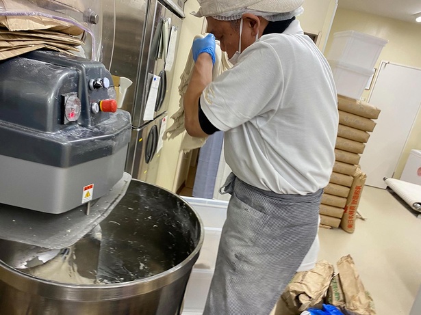 北海道産やフランス産の小麦を独自の配合でブレンドしてバケット用の生地をこねる