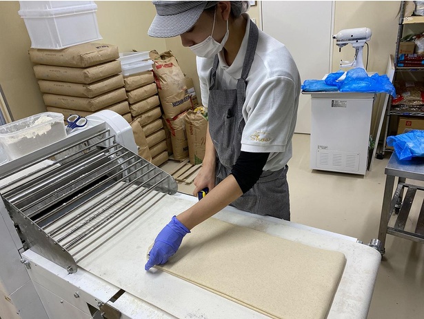 パイやクロワッサンなどは軽快な食感になるよう、生地を幾層にも折り込む