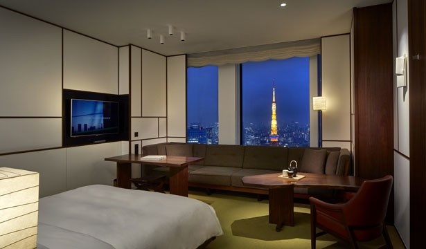 【写真を見る】虎ノ門ヒルズの高層階に位置するアンダーズ 東京。東京タワーを間近に望む客室も！