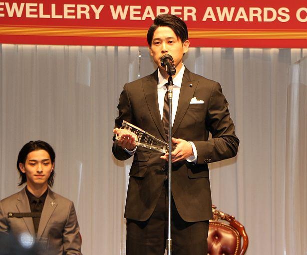 トロフィーを手にした内田篤人