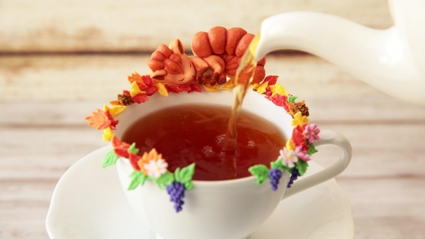 ティーカップのフチでお昼寝するロコン。周りの花はアイシング(砂糖)なので、紅茶に溶かしながら飲める