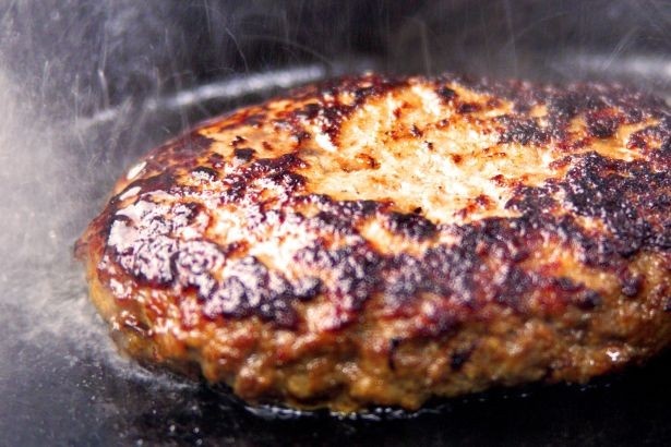 【写真を見る】日本三大和牛の1つ“松坂牛”を使った「松阪牛100％のハンバーグステーキ(180g)」