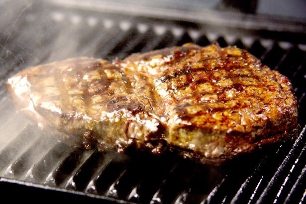 素材選びから調理法まで肉の旨味にこだわった肉料理が多数登場！※写真は「US産牛リブロースの網焼き(200g)」