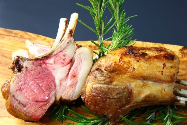 「オーストラリア産仔羊骨付き背肉のロースト(約300g)」はラム肉が好きな人も大満足すること間違いなしのメニュー