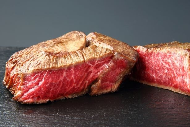 この霜降りはまさに肉の芸術品！※写真は「三重県産松阪牛もも肉A5ランクのポワレ(150g)」(プラス1500円メニュー)