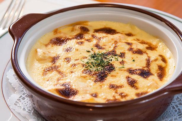 バターライスに、エビのクリーム煮とベシャメルソース、オランデーズソースで作られたドリアソースをのせたシーフードドリア(2,530円)