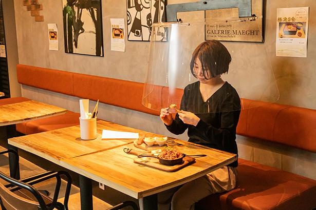 フォトジェニック？なオリジナルシールドで安心安全に食事＆リモートワークを楽しむ鉄板カフェ