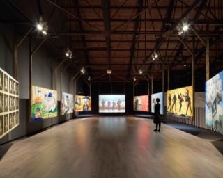 グローバルに活躍した近現代の人物を絵画、映像、音楽で表現。青森県の弘前れんが倉庫美術館で「小沢剛展 オールリターン」が開催中