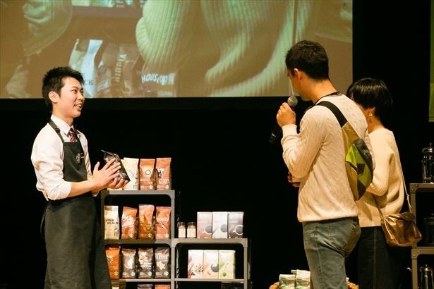 「パフォーマンス」では、店舗での接客による商品提案を想定したロールプレイングを行う