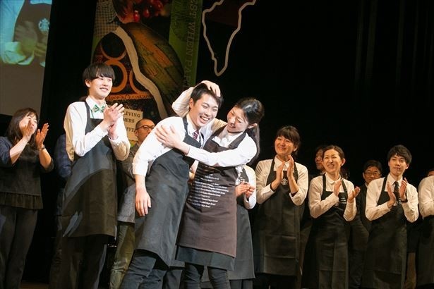 昨年のアンバサダー陶久恵さんと喜びを分かち合う坂本さん