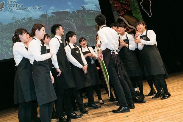 他の出場者からの祝福も