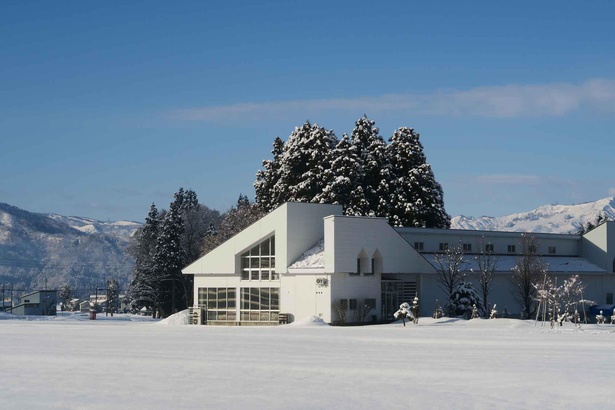 八海山麓の地に開館しているトミオカホワイト美術館