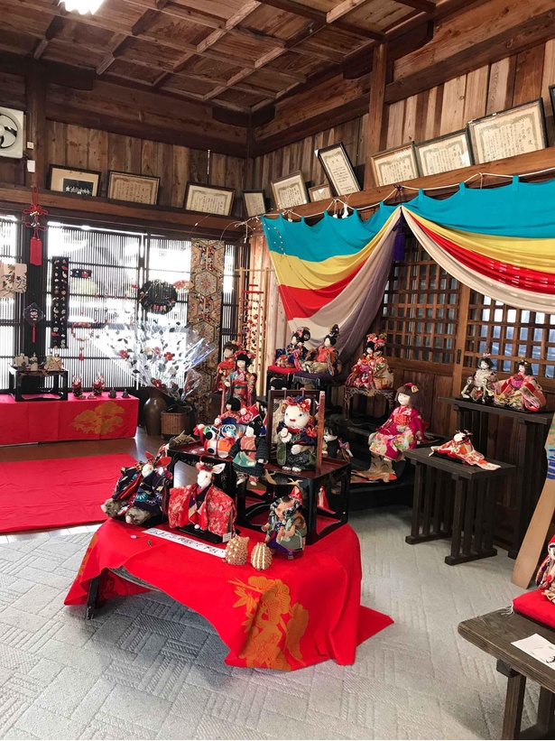 本町2丁目商店街は春日神社を会場に手作りお雛様の展示・販売を実施する