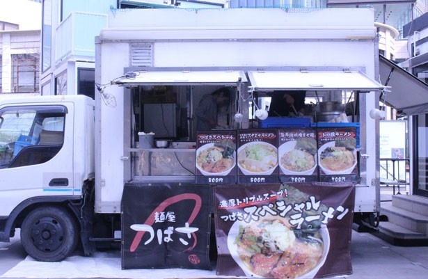 ラーメンを販売するキッチンカー