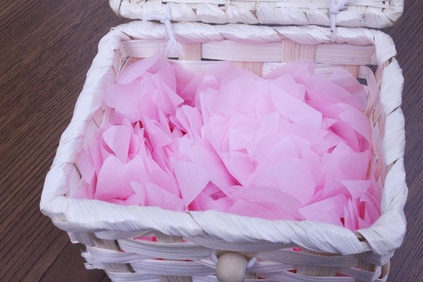 各こたつには桜吹雪を楽しめるよう、カゴに入った花びらが用意されている