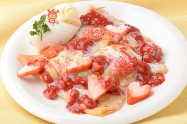 メルシークレープの「ゆめのかミルキーベリー」(920円※1日15皿限定)は、ゆめのかと練乳、2種類の自家製ソースが彩る限定クレープデセール