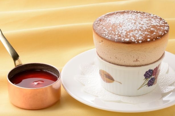 ルスフレからはゆめのかを使ったオリジナルソースを使った「ゆめのか苺のスフレ」(1000円)が限定メニューとして登場